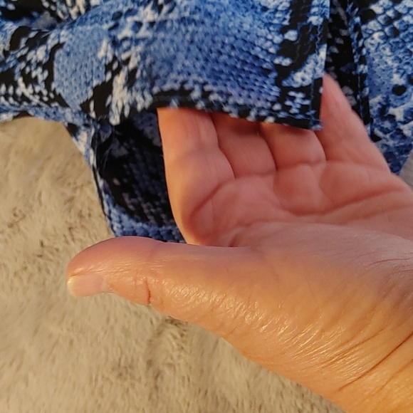 💚Women's Joe Fresh Snakeskin Print Short Sleeve Blouse - Picture 5 of 7